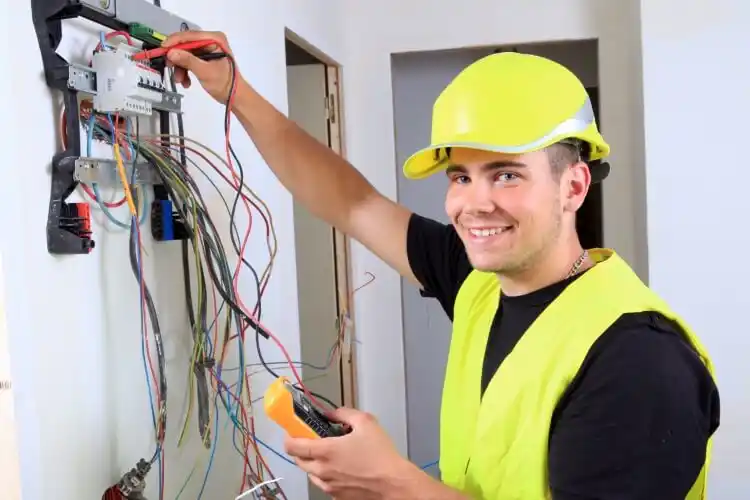 elektricien Menaam